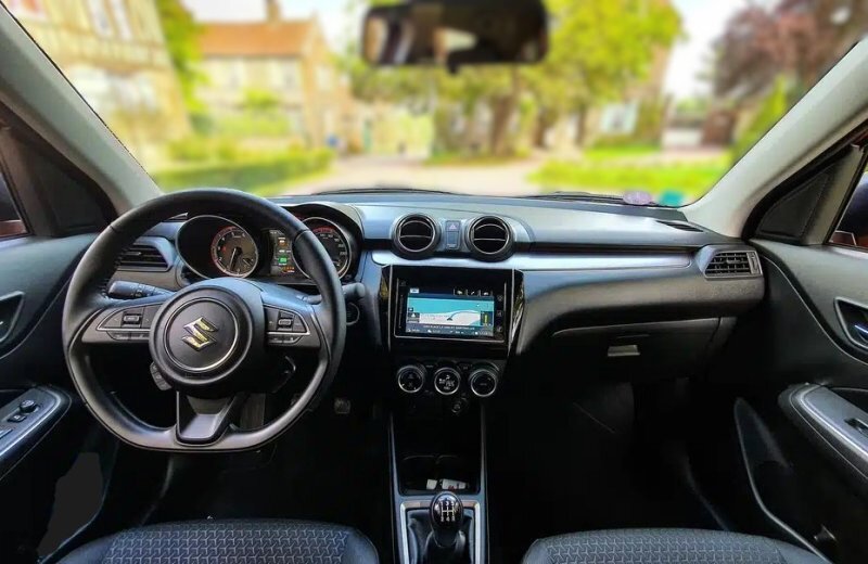 Le poste de conduite de la Suzuki Swift