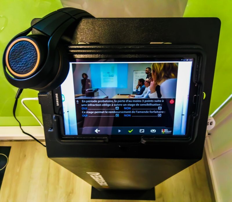 Tablette Codes Rousseau avec casque pour réviser le code en agence